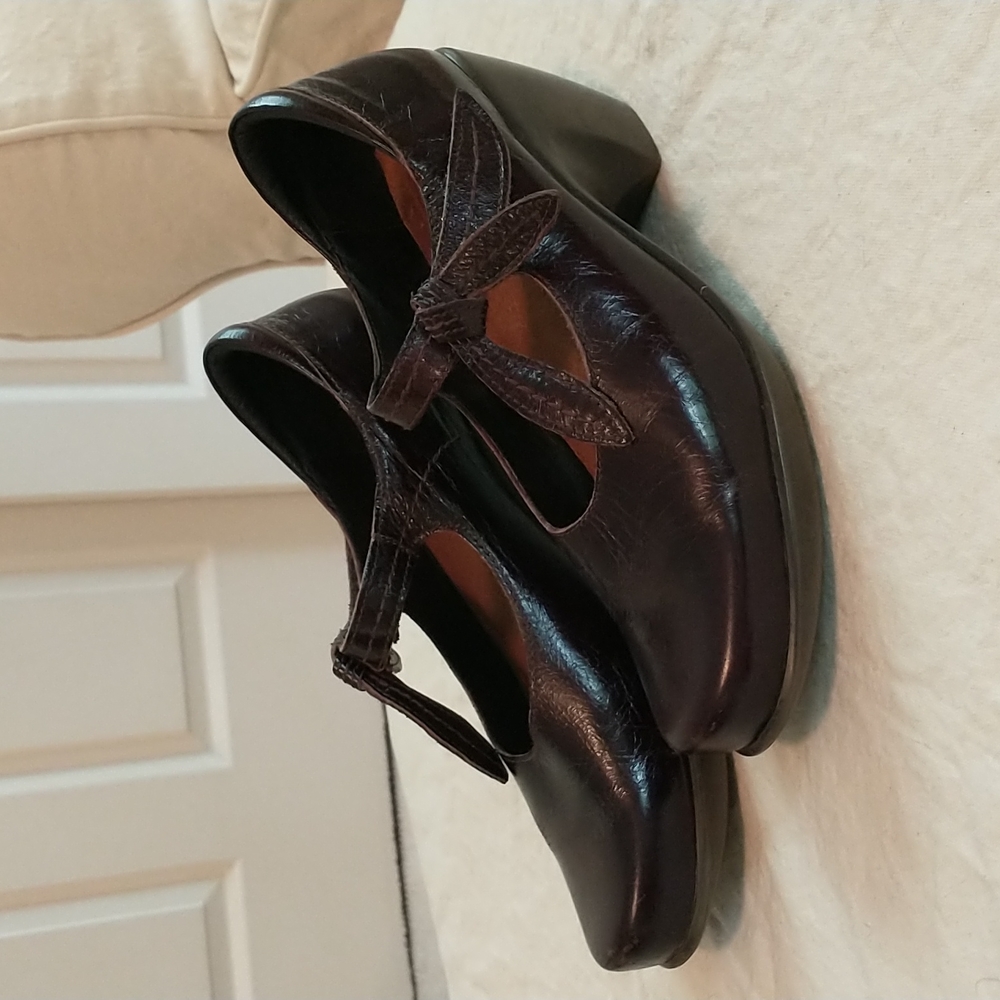Naot "Pleasure" Mary Janes espresso 37